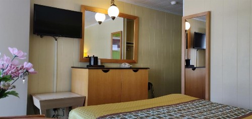 Pinebrook Motel - image 22
