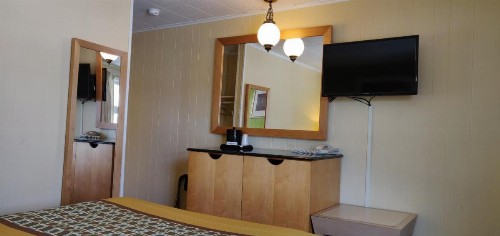 Pinebrook Motel - image 28