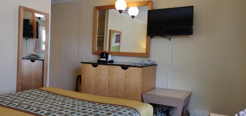 Pinebrook Motel - image 29