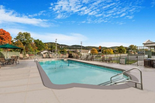 Super 8 by Wyndham Lake George/Downtown - image 43