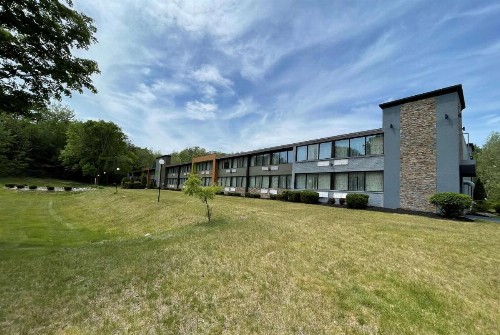 Mod Inn & Suites - image 22