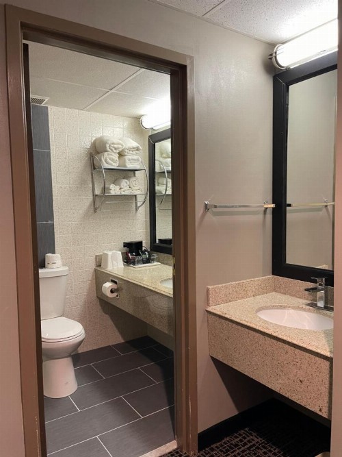 Mod Inn & Suites - image 35