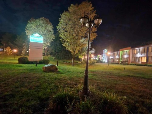 Mod Inn & Suites - image 49