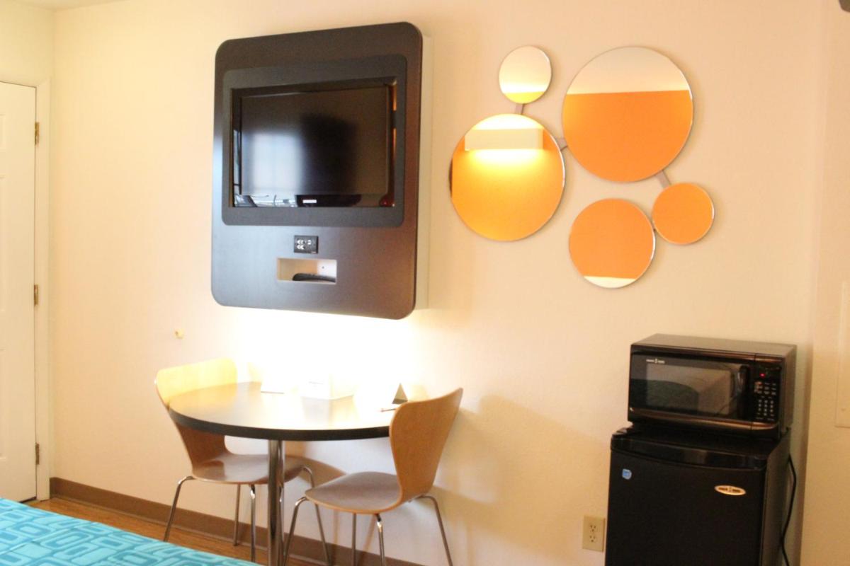Howard Johnson by Wyndham Lake George - image 3