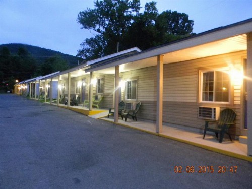 Howard Johnson by Wyndham Lake George - image 8