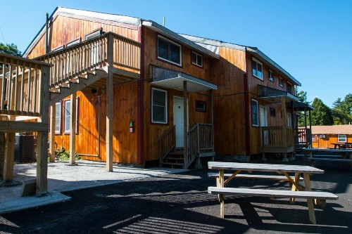 King Hendrick Motel and Suites - image 12