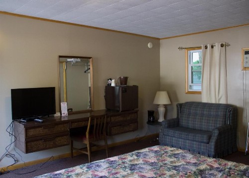 Fran Cove Motel - image 14
