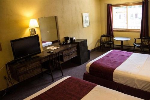 Fran Cove Motel - image 30