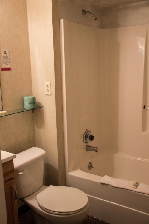 Fran Cove Motel - image 33