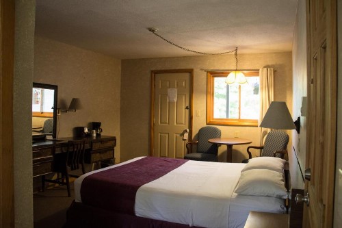 Fran Cove Motel - image 34