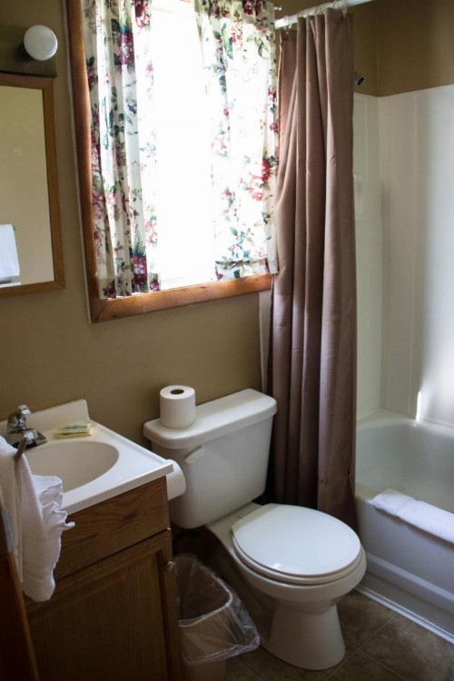 Fran Cove Motel - image 35