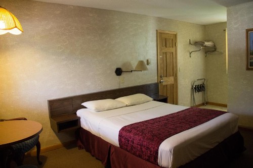 Fran Cove Motel - image 36