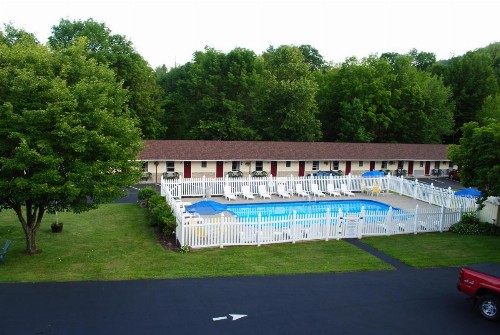 Fran Cove Motel - image 44