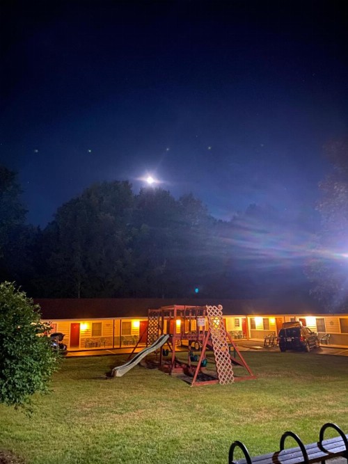 Fran Cove Motel - image 5