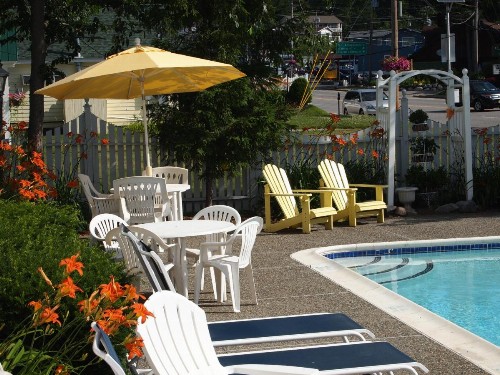 Admiral Motel - image 10