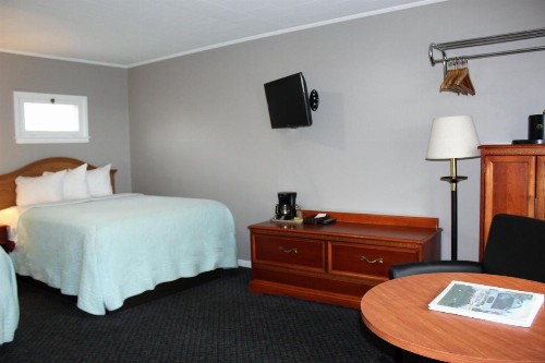 Admiral Motel - image 19