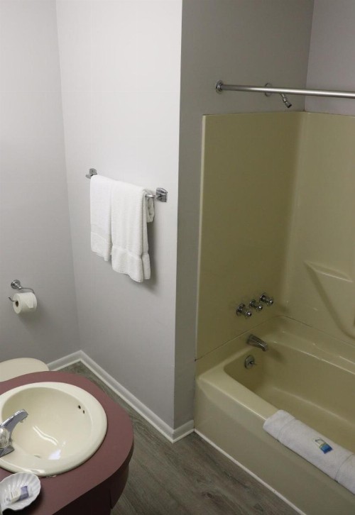 Admiral Motel - image 23