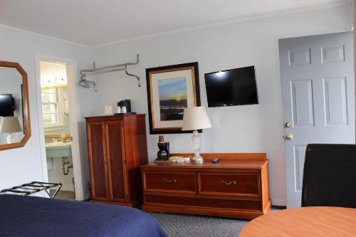 Admiral Motel - image 24