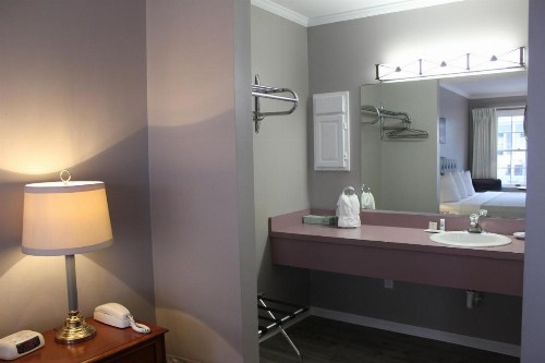 Admiral Motel - image 28