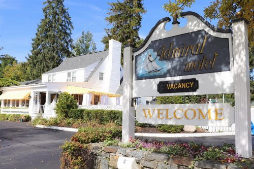 Admiral Motel - image 3