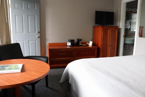 Admiral Motel - image 30