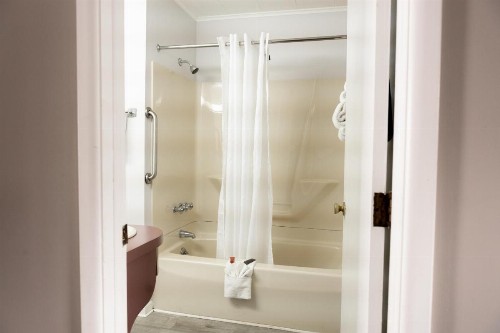 Admiral Motel - image 32