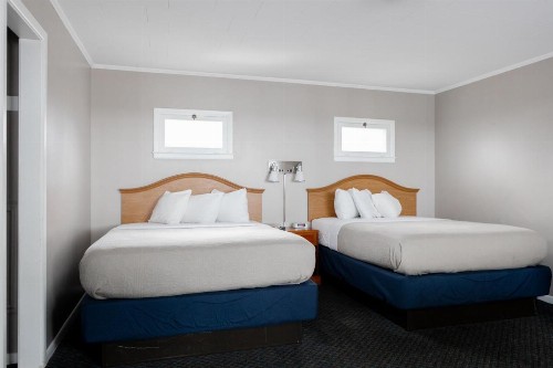 Admiral Motel - image 36