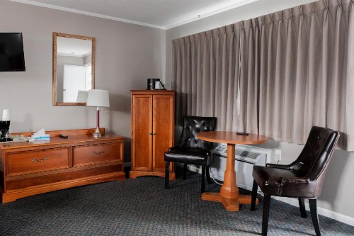 Admiral Motel - image 38