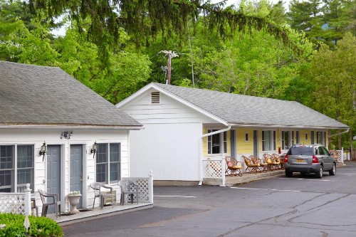 Admiral Motel - image 5