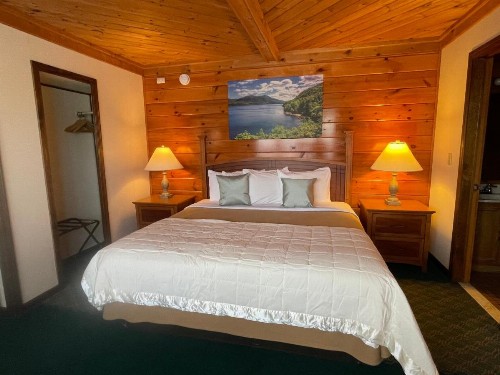 Lake Crest Inn - image 29