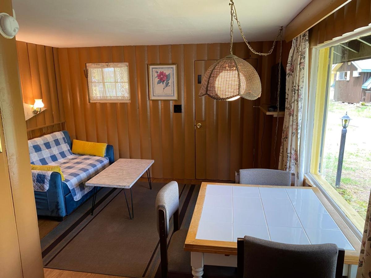 Amber Lantern One-Bedroom Cottage - main image