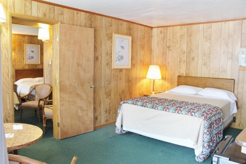 Barberry Court Motel - image 3