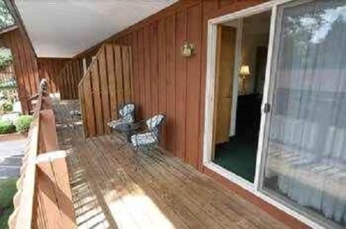 Mohican Resort Motel Conveniently located to all Adirondack attractions - image 40