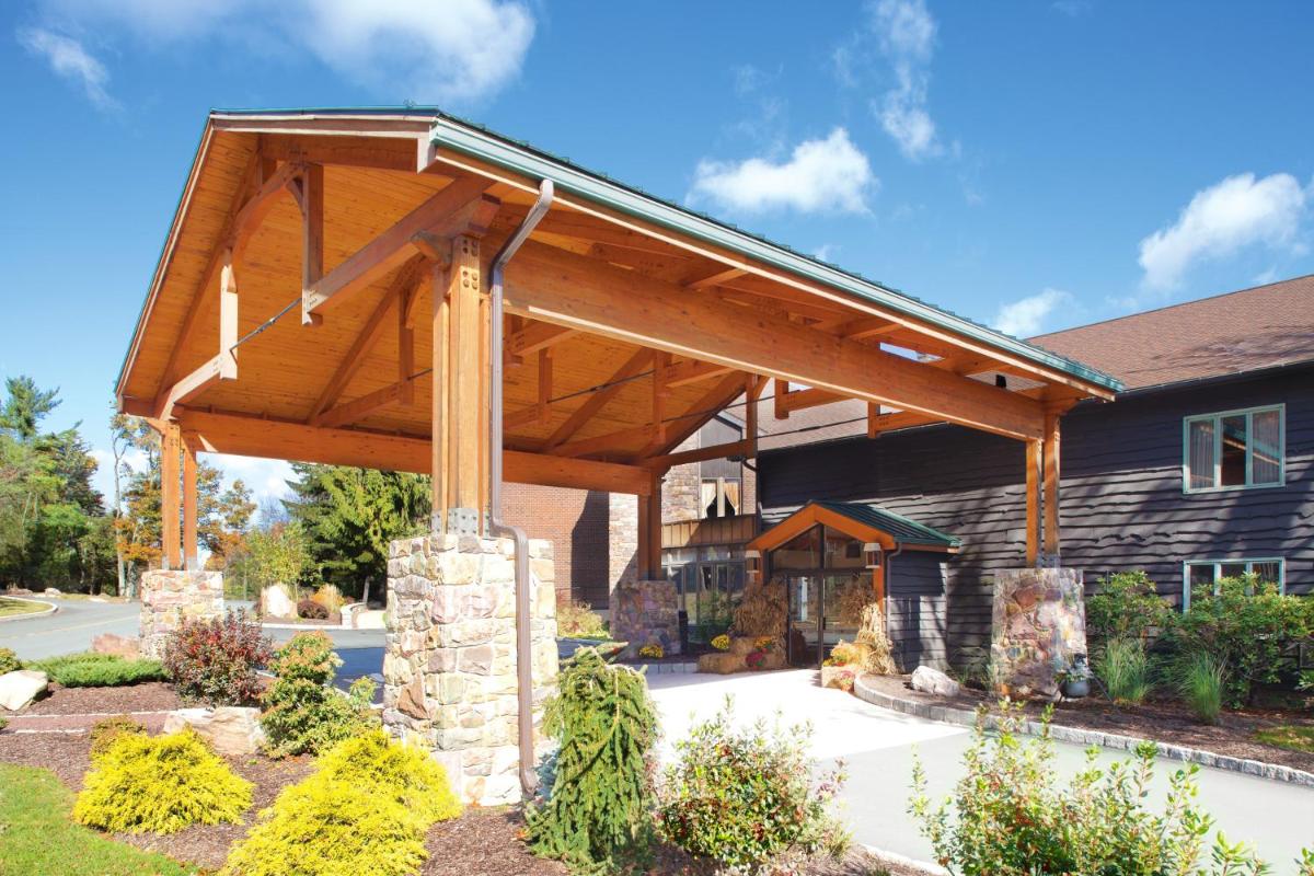 Split Rock Resort - image 2