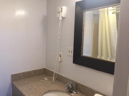Econo Lodge Inn & Suites Pocono near Lake Harmony - image 17