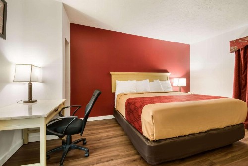 Econo Lodge Inn & Suites Pocono near Lake Harmony - image 23