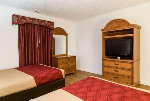 Econo Lodge Inn & Suites Pocono near Lake Harmony - image 25