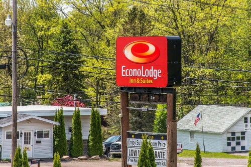 Econo Lodge Inn & Suites Pocono near Lake Harmony - image 27