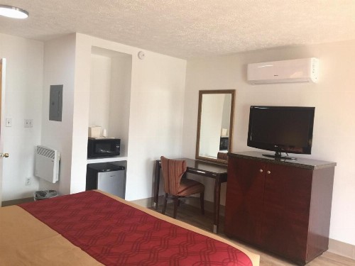 Econo Lodge Inn & Suites Pocono near Lake Harmony - image 32