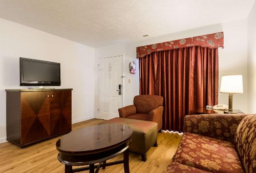 Econo Lodge Inn & Suites Pocono near Lake Harmony - image 33