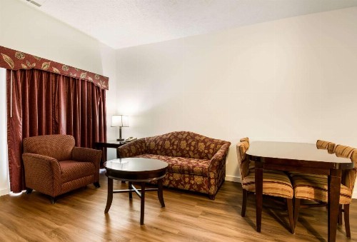 Econo Lodge Inn & Suites Pocono near Lake Harmony - image 36