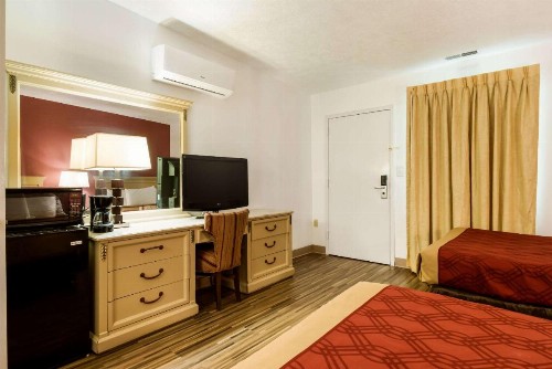 Econo Lodge Inn & Suites Pocono near Lake Harmony - image 37