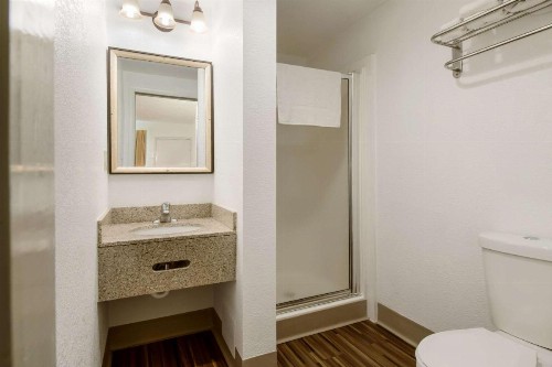 Econo Lodge Inn & Suites Pocono near Lake Harmony - image 38