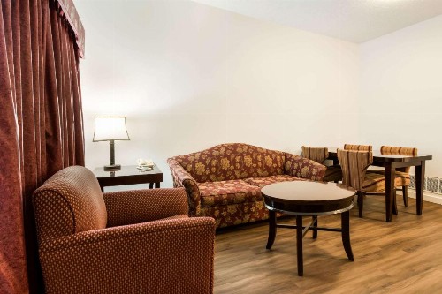 Econo Lodge Inn & Suites Pocono near Lake Harmony - image 8