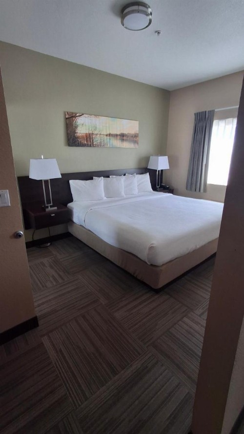 Island Suites - image 12