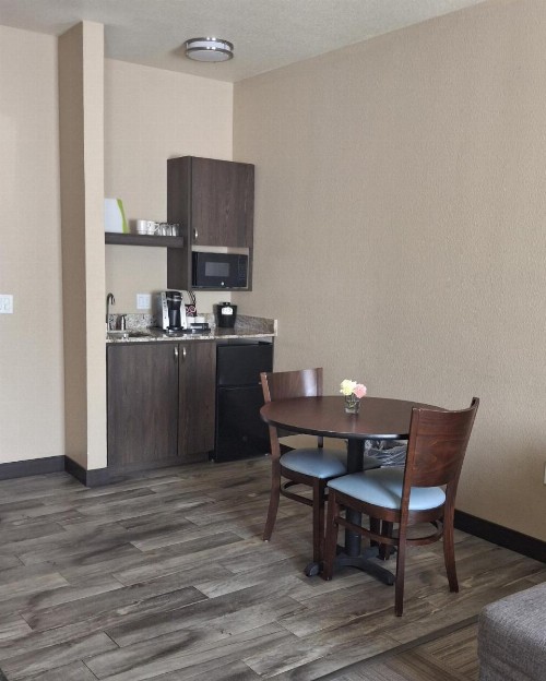 Island Suites - image 14