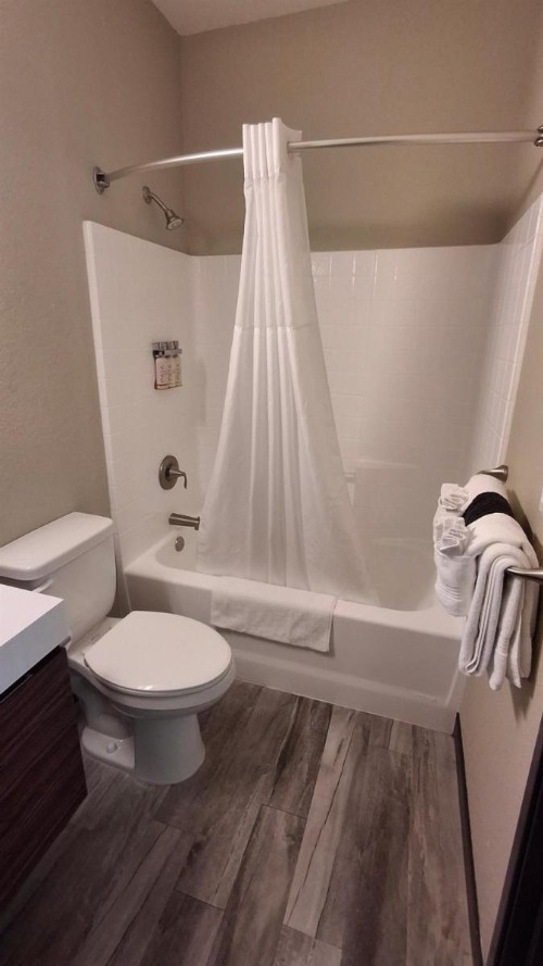 Island Suites - image 15