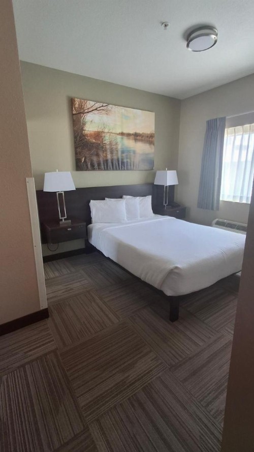Island Suites - image 18