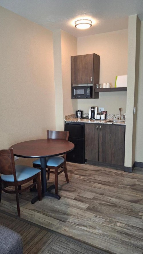 Island Suites - image 19