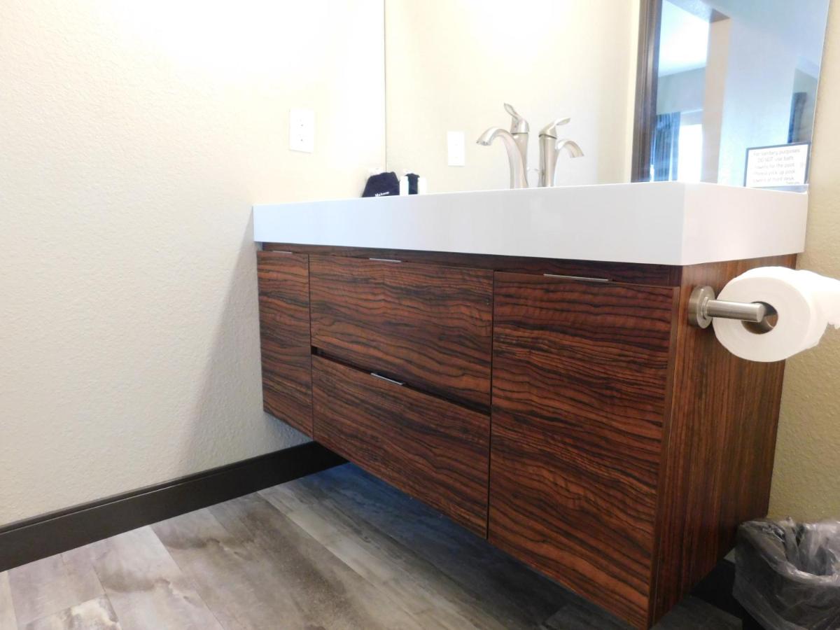 Island Suites - image 2